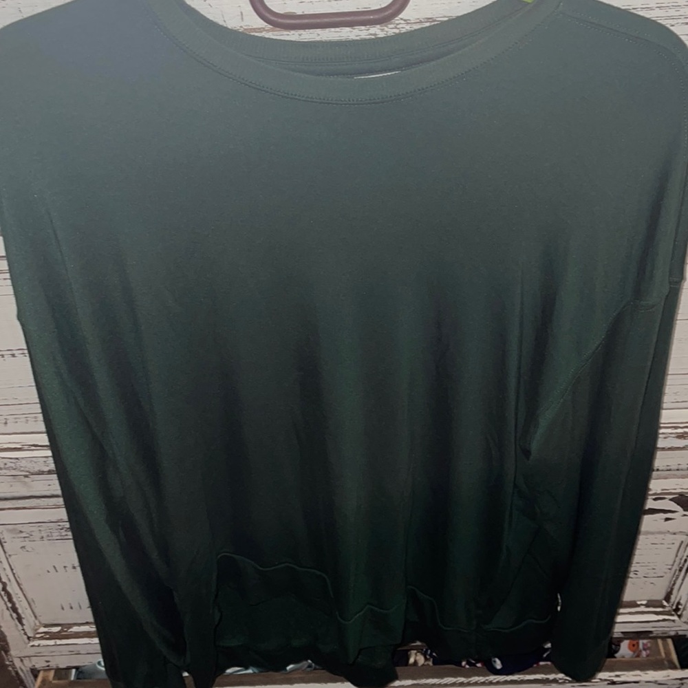 NWOT all in motion hunter green long sleeve shirt with knot at bottom size xl